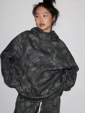 Urban Outfitters Camo Hoodie Women’s Small